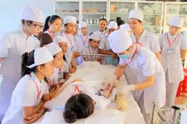 Sinh viên “kêu trời” vì trường công thu học phí “trên trời”: Cần quy định trần học phí đối với trường công