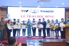 Trao học bổng của chương trình “Đường lên đỉnh Olympia” cho học sinh có hoàn cảnh khó khăn