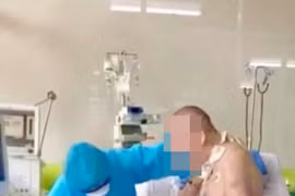 Phi công người Anh đã phục hồi 'thần kỳ', tự ngồi dậy viết vào bảng