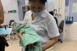 Phát hiện bé sơ sinh bị bỏ rơi 'kiến bu đầy mắt' trong nắng nóng 40 độ C