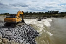 Nghệ An: Vỡ đập tràn trên sông Lam
