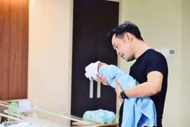 Khoảnh khắc chăm con cực khéo của những bố bỉm sữa Vbiz