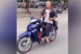 Người đàn ông 'làm xiếc' trên xe máy bị phạt hơn 8 triệu đồng