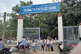 Long An: Phụ huynh đánh cô giáo ngất xỉu ngay tại lớp