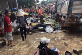 Hơn 10 người thương vong trong vụ xe tải nổ lốp tông thẳng vào chợ