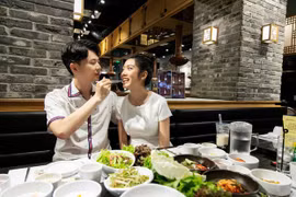 Tin tức giải trí nổi bật 13/6: Á hậu Thuý Vân lại tiếp tục để lộ vòng 2 to bất thường