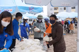 Hà Nội: Những túi gạo thấm đẫm tình người trong mùa dịch Covid-19