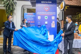 Báo Người Lao Động khai trương cây "ATM thực phẩm miễn phí" tại Hà Nội