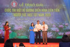 Trao giải Cuộc thi viết về ''Gương điển hình tiên tiến, người tốt, việc tốt'' năm 2020