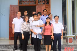 Báo Thanh Hóa trao 15 triệu đồng cho 3 học sinh vượt khó học giỏi