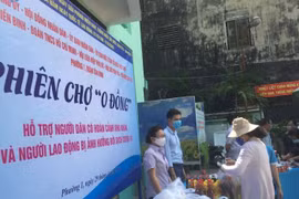 TP. HCM: Người nghèo hào hứng với phiên chợ “0 đồng”