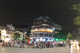 Hồ Gươm “nghẹt thở” trong ngày đầu nghỉ lễ 30/4-1/5