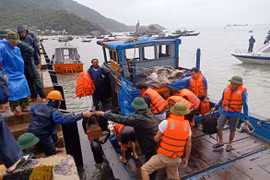Quảng Nam: Tàu chở hơn 2.000 tấn xi măng bị bục khoang máy, 10 người thoát nạn