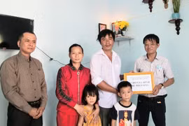 Người làm báo và hành trình đồng hành, chia sẻ với các mảnh đời khó khăn