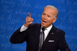 Ông Biden tố Tổng thống Trump đầu hàng trước đại dịch Covid-19