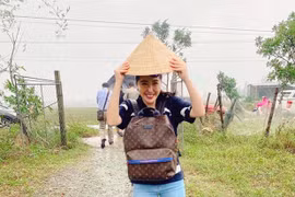 Bảo Thy cười tươi khi đi từ thiện kèm lời giải thích khiến ai cũng ấm lòng