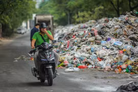 Rác ùn ứ, chất thành đống bốc mùi khắp nội thành Hà Nội
