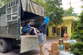 Báo Quân đội nhân dân vận chuyển hàng hóa hỗ trợ đồng bào vùng lũ