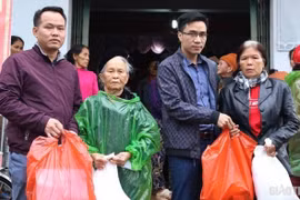 Báo Giao thông trao quà, tiếp thêm động lực cho bà con vùng lũ vượt qua khó khăn