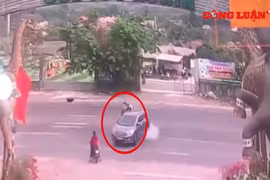 Video giao thông: Đi xe máy tốc độ cao, nam thanh niên tử vong sau cú đâm mạnh