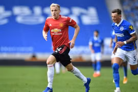 Vấn đề của tiền vệ Van de Beek ở MU là gì?