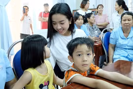 Thí sinh HHVN xúc động nghe trẻ Trung tâm Bảo trợ trẻ em Vũng Tàu hát "Mẹ yêu ơi"