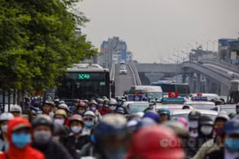 Xe kẹt cứng giờ cao điểm tại Ngã Tư Sở sau 2 ngày thông xe đường vành đai 2 trên cao