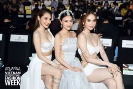 Thủy Tiên bị người mẫu Linh Chi hất tóc, chen lấn tại AVIFW 2020