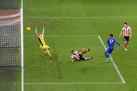 Sheffield United 1-2 Leicester: Leicester có màn thoát hiểm ngoạn mục trên sân khách