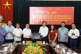 Tạp chí Cộng sản tặng thiết bị xét nghiệm SARS-CoV-2 cho tỉnh Cao Bằng