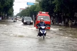 Vùng áp thấp trên Biển Đông tăng mạnh, gây mưa lớn
