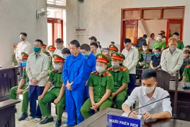 Bản tin pháp luật 8H: "Đi buôn" 150 bánh heroin, 2 cựu cán bộ xã cùng thượng úy công an lãnh án tử