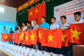 Báo Tiền Phong trao tặng cờ Tổ quốc, tủ thuốc cho huyện đảo Lý Sơn