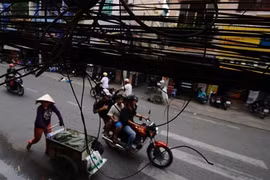 Nguy kịch vì vướng cáp viễn thông như thòng lọng trên đường