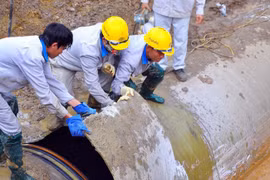 Đường ống Sông Đà lại... vỡ, 70.000 hộ dân 'mất nước' giữa ngày nắng nóng