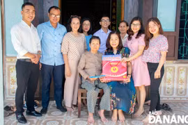 Báo Đà Nẵng thăm, tặng quà Mẹ Việt Nam anh hùng
