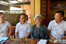 Báo Nghệ An thăm, tặng quà Mẹ Việt Nam Anh hùng, thân nhân liệt sỹ