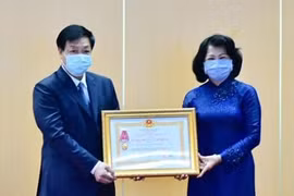 Phó Chủ tịch nước trao tặng Huân chương Lao động hạng Ba cho Bệnh viện Bệnh nhiệt đới Trung ương