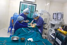 Cứu sống thanh niên bị 2 thanh sắt đâm xuyên tầng sinh môn, bụng, ngực, đùi