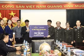 Báo CAND tiếp nhận 200 tấn gạo ủng hộ đồng bào miền Trung