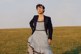 Harry Styles trở thành biểu tượng thời trang của năm 2020