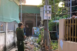 Hà Tĩnh: Kéo bạt che nắng, 3 người bị điện giật tử vong trước nhà