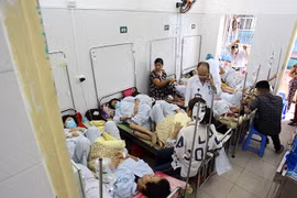 Bỏ giường bệnh dịch vụ: Xóa công tư lẫn lộn!