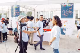 Chùm ảnh nhà báo, phóng viên tác nghiệp dưới cái nắng nóng ngày hè