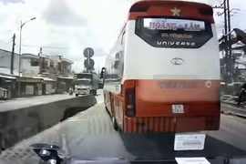 Xe cứu thương hú còi xin vượt, xe khách quyết không nhường đường