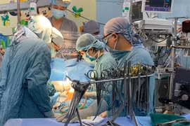 TP.HCM: Bé trai 9 tuổi nghi bị mẹ ruột đâm thủng tim qua cơn nguy kịch