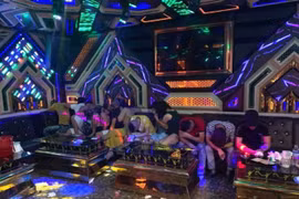 Quảng Bình: 20 nam nữ tụ tập 'bay lắc' thâu đêm trong quán karaoke