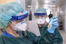 Dịch Covid-19: Thế giới vượt mốc 17 triệu người mắc bệnh, đại dịch 'ám ảnh' nhiều quốc gia