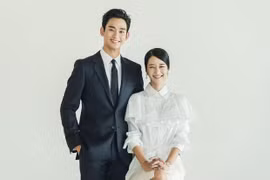 Khán giả "thay váy cưới" cho Seo Ye Ji ngay khi ảnh gia đình Kim Soo Hyun được hé lộ