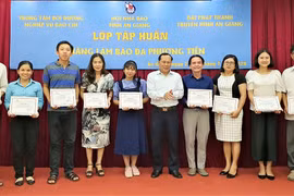 Bế giảng lớp tập huấn “Kỹ năng làm báo đa phương tiện”